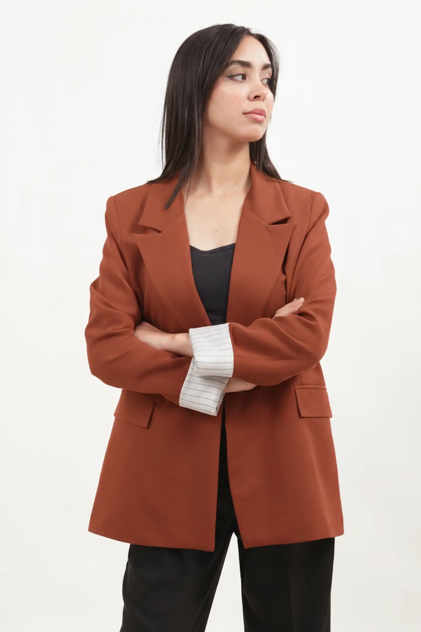 Veste blazer marron avec détails de plis rayés à l'intérieur des manches