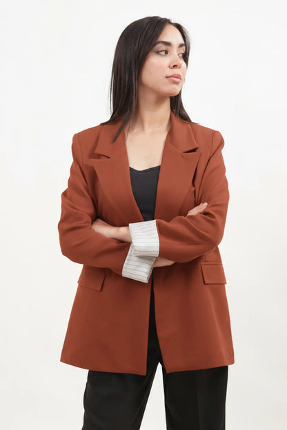 Veste blazer marron avec détails de plis rayés à l'intérieur des manches