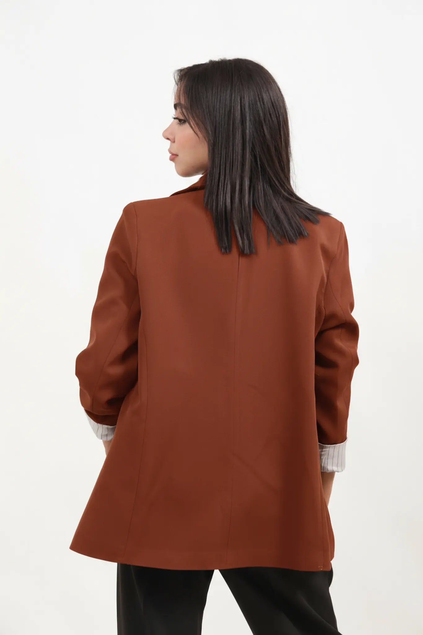 Veste blazer marron avec détails de plis rayés à l'intérieur des manches