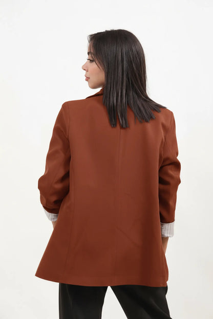 Veste blazer marron avec détails de plis rayés à l'intérieur des manches