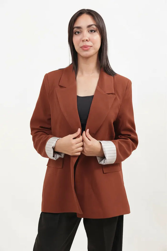 Veste blazer marron avec détails de plis rayés à l'intérieur des manches